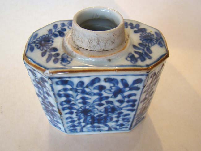 An 18th century Chinese Export Porcelain octagonal tea caddy jar. — image 2